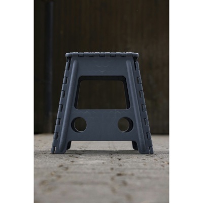 Banco preto pequeno dobrável de plástico com buracos redondos na base