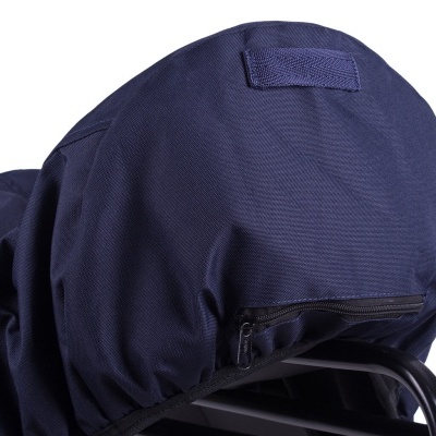 Cobertura azul escura com fecho de correr e elástico, sobre estrutura metálica preta