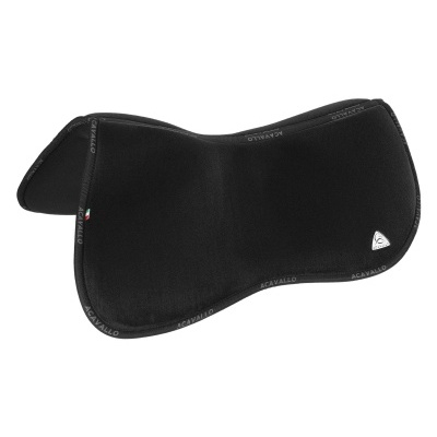 Tapete de sela preto com bordas reforçadas e etiquetas visíveis