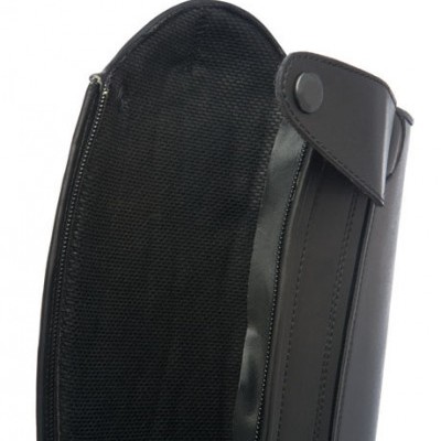 Parte interna de bota preta com aba e botão de pressão