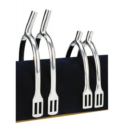 Quatro estribos de metal cromado brilhante numa superfície escura