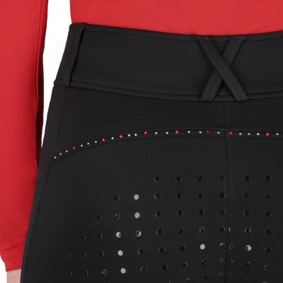 Calças justas pretas com detalhe em cristais e camisa vermelha