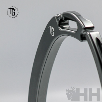 Espora metálica prateada com logotipo TS e fundo cinzento claro