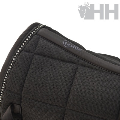 Tapete de sela preto acolchoado com bordado e detalhe prateado