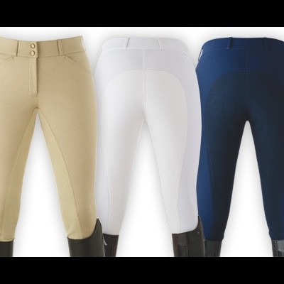 Três calças de equitação em beige, branco e azul escuro com botas pretas
