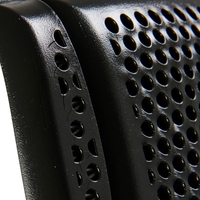 close-up de produto preto com orifícios circulares e textura fosca