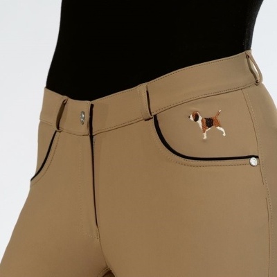 Calças bege com bordado de cão e top preto