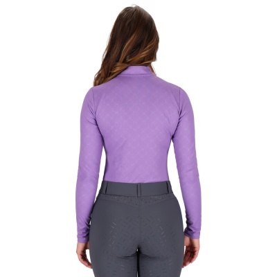 Mulher vista de costas com camisa lavanda e calças cinzentas desportivas.