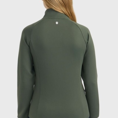 Mulher vista de costas com camisola verde-oliva de manga comprida e calças de ganga azul.