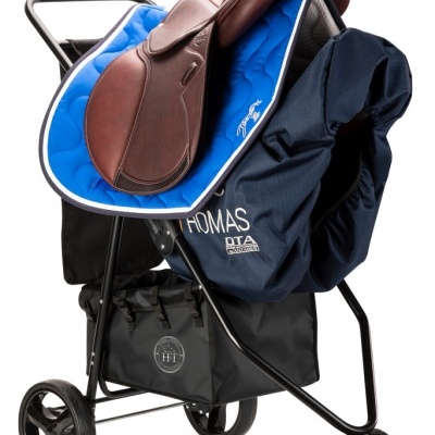 Carrinho preto com sela de couro castanho, almofada azul e capa azul escura com texto