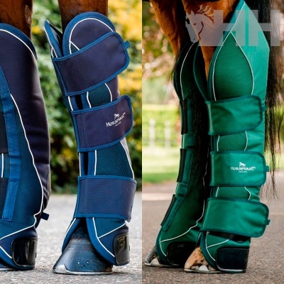 Proteções para pernas de cavalo azul e verde com tiras de velcro e texto Horsebasic