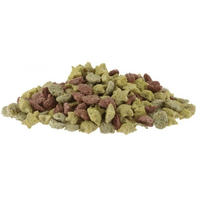 Snacks ou ração colorida em monte sobre fundo branco