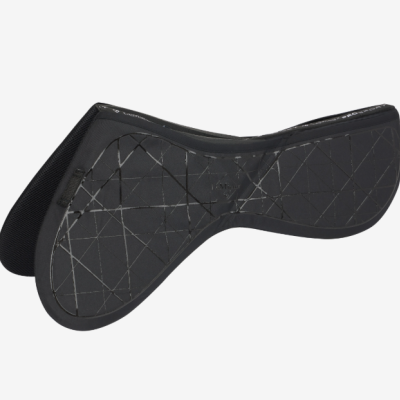 Saddle pad preta com padrão em losangos e etiqueta Fairfax