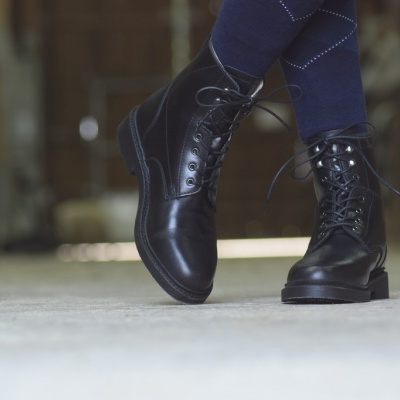 Botas pretas de cano alto em pele com atacadores pretos