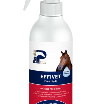 Frasco spray branco com rótulo azul e vermelho com imagem de cavalo e texto Effivet Farm Liquid