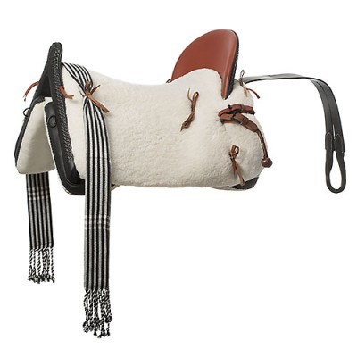 sela de equitação com assento de couro castanho e base em lã branca com correias listradas pretas e brancas
