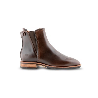 Bota de couro castanho escuro com sola de madeira clara