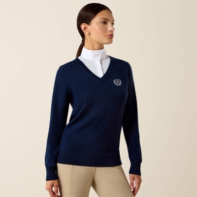 Camisola azul escuro com decote em V e bordado ARIAT num fundo neutro