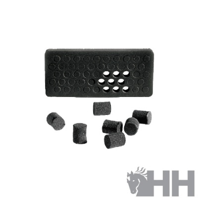 Conjunto de espuma preta com furo múltiplo e cilindros soltos em fundo branco