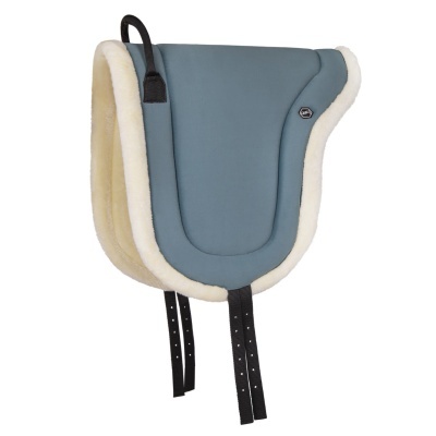 Sela de cavalo azul com bordas brancas e tiras pretas