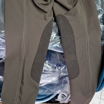 Calças de equitação marrons com reforço escuro e costuras brancas