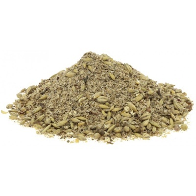 Mistura de cereais com sementes e grãos num montinho sobre fundo branco