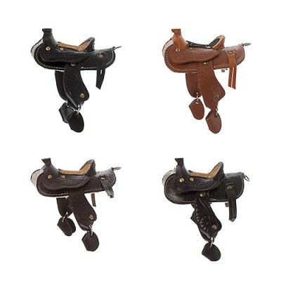 Quatro selas de montaria em couro de várias cores sobre fundo branco