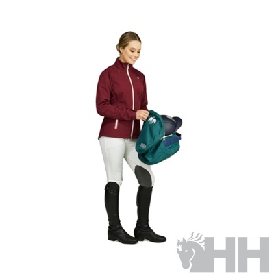 Mulher com roupa desportiva segurando mala verde