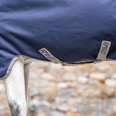 Cobertura azul em cavalo com etiquetas AMIGO®