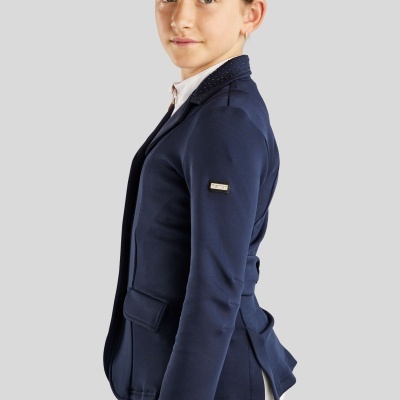 Blazer azul escuro com detalhes na gola e emblema na manga, usado por criança