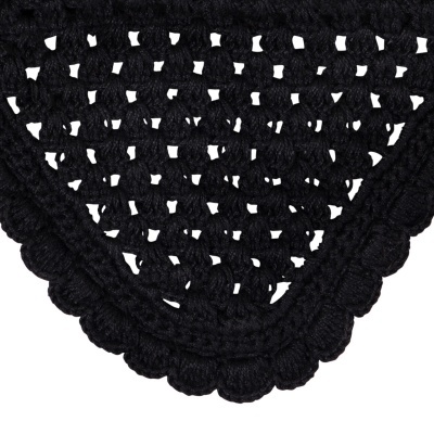 Pano triangular preto de crochê com borda ondulada