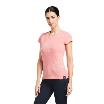T-shirt feminina rosa com estampas de cavalos e calças jeans escuras