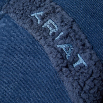 Tecido azul com textura lisa e sherpa e bordado com texto A R I A T