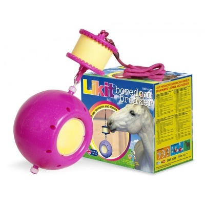 Produto Likit bonedome breaker para cavalos, esfera rosa e disco amarelo com corda rosa junto à embalagem