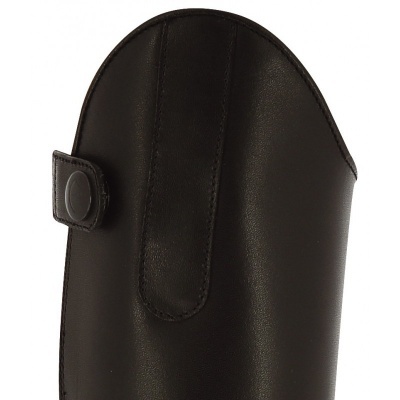 Bota preta em pele sintética com fecho de botão