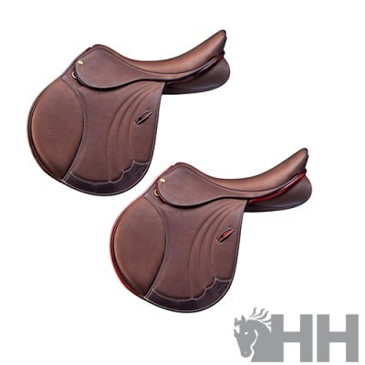 Dois selins de cavalo castanhos com detalhes vermelhos e logótipo HH