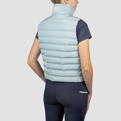 Colete acolchoado azul claro com logótipo branco e roupa desportiva preta