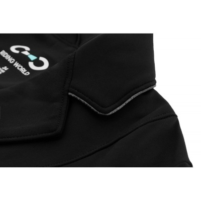 Detalhe de camisa preta com gola e texto RIDING WORLD