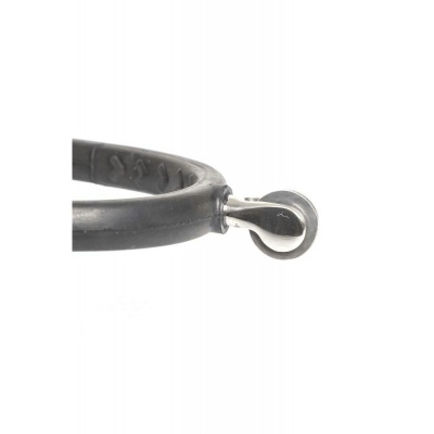 Estribo preto de equitação com metal prateado e detalhes texturizados