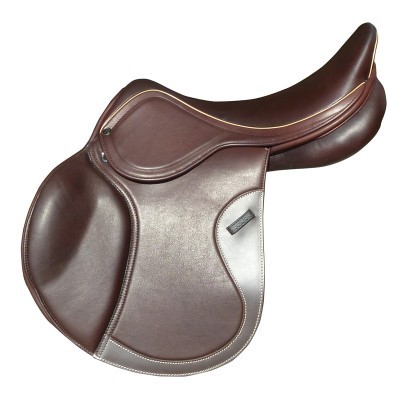 Sela de equitação em couro castanho com costuras claras e design ergonómico