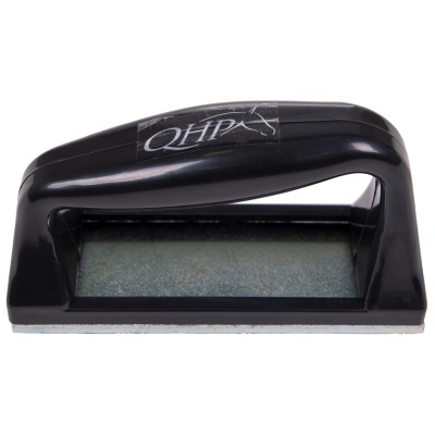 Suporte em plástico preto com base retangular cinza e texto QHPA no punho