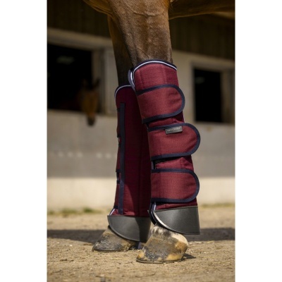 Pernilheira para cavalo vinho com detalhes azul escuro em estábulo