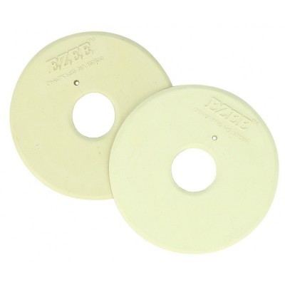 Dois discos plásticos brancos com orifício central, com marca EZ EE S em relevo