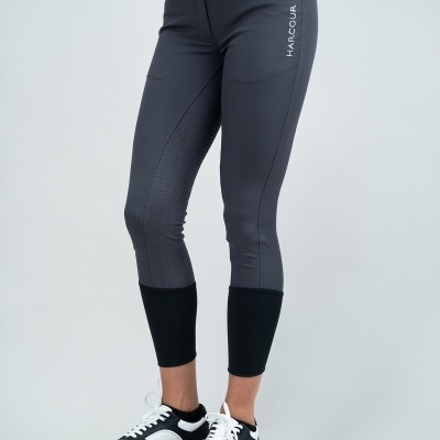 Calças desportivas pretas com texto HARCOUR e sapatilhas pretas e brancas