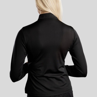 Pessoa de costas com t-shirt preta manga comprida e calças justas pretas