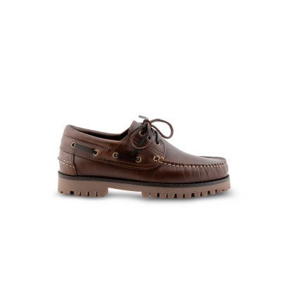 Sapato mocassim castanho em pele com atacadores e sola de borracha.