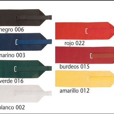 Sete gravatas lisas em cores variadas com fivela metálica para ajuste