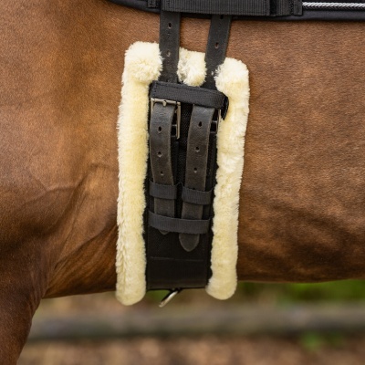 Cilha preta com forro creme em cavalo castanho