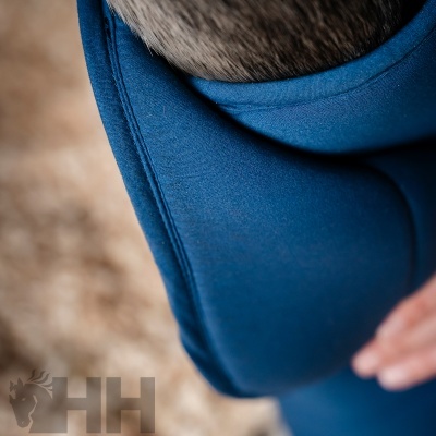 Assento de tecido azul com costura e logótipo HH em canto