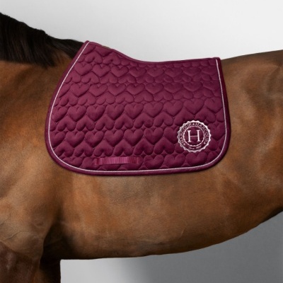 Manta de sela vinho com padrão de corações e bordado HARCOUR sobre cavalo